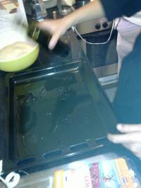 Sur la plaque à gâteau, on verse une bonne couche d'huile