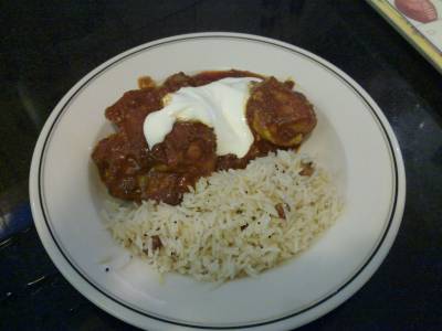 assiette présentée avec le riz et la crème fraîche